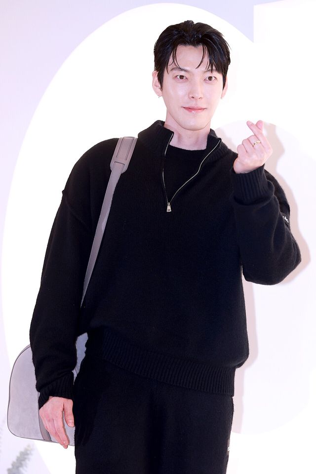 배우 김우빈이 12일 오전 서울 송파구 잠실 롯데월드몰에서 열린 한 라이프 브랜드의 팝업 스토어 오픈 기념 포토콜에서 포즈를 취하고 있다. 사진=김규빈 기자