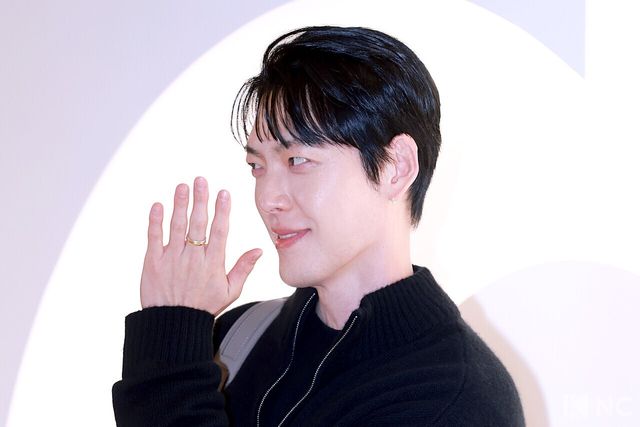 배우 김우빈이 12일 오전 서울 송파구 잠실 롯데월드몰에서 열린 한 라이프 브랜드의 팝업 스토어 오픈 기념 포토콜에서 포즈를 취하고 있다. 사진=김규빈 기자