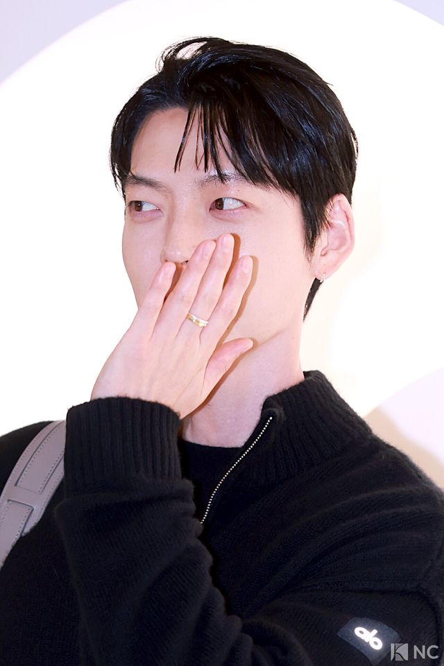 배우 김우빈이 12일 오전 서울 송파구 잠실 롯데월드몰에서 열린 한 라이프 브랜드의 팝업 스토어 오픈 기념 포토콜에서 포즈를 취하고 있다. 사진=김규빈 기자