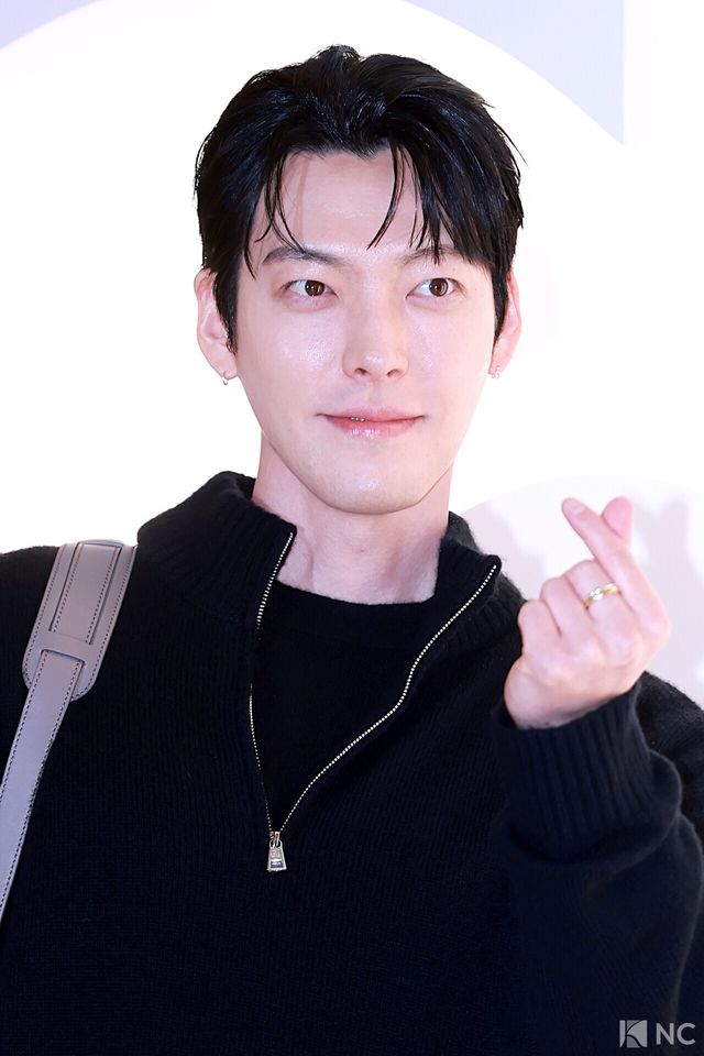 배우 김우빈이 12일 오전 서울 송파구 잠실 롯데월드몰에서 열린 한 라이프 브랜드의 팝업 스토어 오픈 기념 포토콜에서 포즈를 취하고 있다. 사진=김규빈 기자