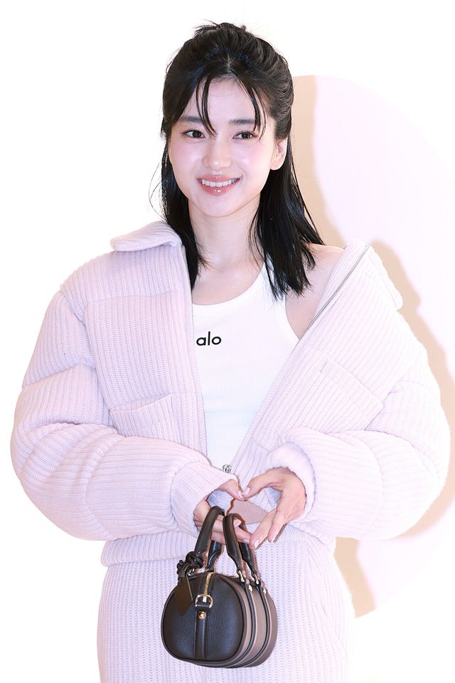 배우 김태리가 12일 오전 서울 송파구 잠실 롯데월드몰에서 열린 한 라이프 브랜드의 팝업 스토어 오픈 기념 포토콜에서 포즈를 취하고 있다. 사진=김규빈 기자