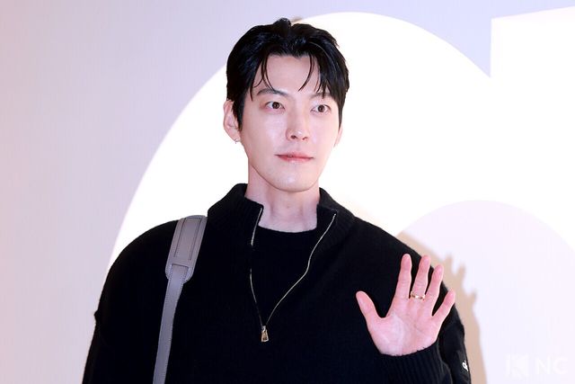 배우 김우빈이 12일 오전 서울 송파구 잠실 롯데월드몰에서 열린 한 라이프 브랜드의 팝업 스토어 오픈 기념 포토콜에서 포즈를 취하고 있다. 사진=김규빈 기자