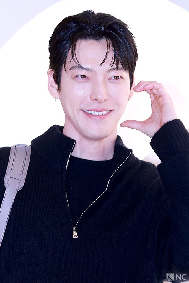 배우 김우빈이 12일 오전 서울 송파구 잠실 롯데월드몰에서 열린 한 라이프 브랜드의 팝업 스토어 오픈 기념 포토콜에서 포즈를 취하고 있다. 사진=김규빈 기자