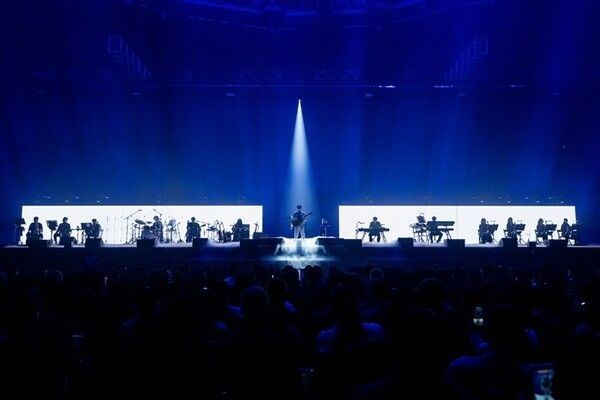 가수 로이킴이 12일부터 14일까지, 사흘간 서울 송파구 올림픽공원&nbsp; 티켓링크 라이브 아레나(핸드볼경기장)에서 단독 콘서트 ‘2025-26 로이킴 LIVE TOUR [ja, daumm(자, 다음)]’을 열고, 노래를 열창하고 있다. 사진=DEUL