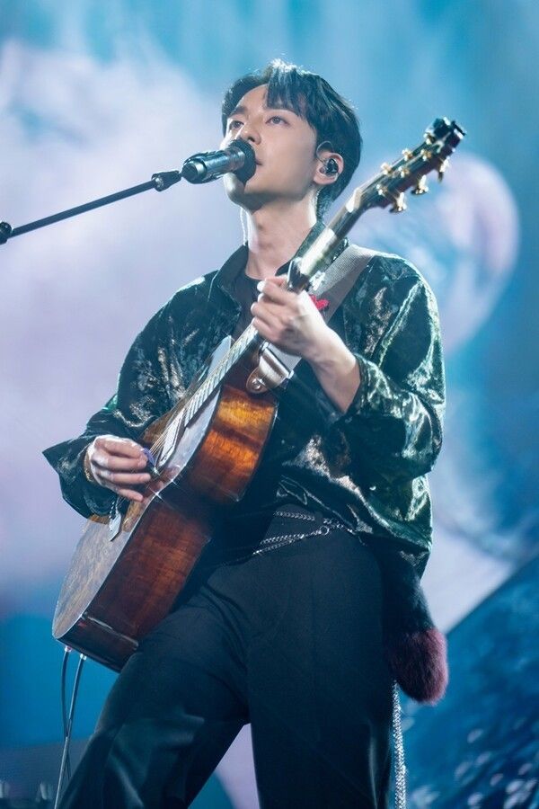 가수 로이킴이 12일부터 14일까지, 사흘간 서울 송파구 올림픽공원&nbsp; 티켓링크 라이브 아레나(핸드볼경기장)에서 단독 콘서트 ‘2025-26 로이킴 LIVE TOUR [ja, daumm(자, 다음)]’을 열고, 노래를 열창하고 있다. 사진=DEUL