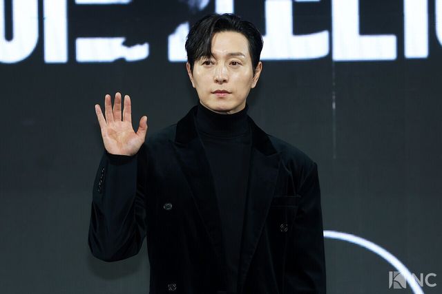 배우 정성일이 15일 오전 서울 강남구 그랜드 인터컨티넨탈 서울 파르나스 호텔에서 진행된 디즈니 플러스 오리지널 시리즈 ‘메이드 인 코리아’(각본 박은교/연출 우민호) 제작발표회에서 포즈를 취하고 있다. 사진=김규빈 기자