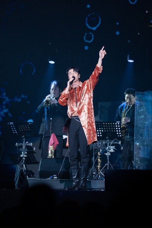 가수 로이킴이 12일부터 14일까지, 사흘간 서울 송파구 올림픽공원&nbsp; 티켓링크 라이브 아레나(핸드볼경기장)에서 단독 콘서트 ‘2025-26 로이킴 LIVE TOUR [ja, daumm(자, 다음)]’을 열고, 노래를 열창하고 있다. 사진=DEUL