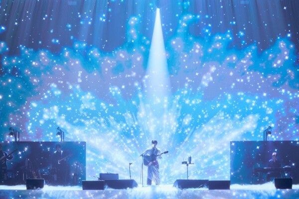 가수 로이킴이 12일부터 14일까지, 사흘간 서울 송파구 올림픽공원&nbsp; 티켓링크 라이브 아레나(핸드볼경기장)에서 단독 콘서트 ‘2025-26 로이킴 LIVE TOUR [ja, daumm(자, 다음)]’을 열고, 노래를 열창하고 있다. 사진=DEUL