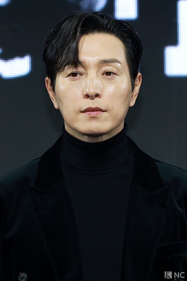 배우 정성일이 15일 오전 서울 강남구 그랜드 인터컨티넨탈 서울 파르나스 호텔에서 진행된 디즈니 플러스 오리지널 시리즈 ‘메이드 인 코리아’(각본 박은교/연출 우민호) 제작발표회에서 포즈를 취하고 있다. 사진=김규빈 기자