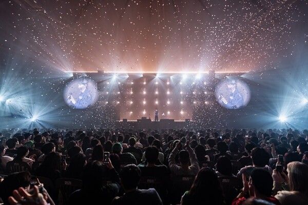 가수 로이킴이 12일부터 14일까지, 사흘간 서울 송파구 올림픽공원&nbsp; 티켓링크 라이브 아레나(핸드볼경기장)에서 단독 콘서트 ‘2025-26 로이킴 LIVE TOUR [ja, daumm(자, 다음)]’을 열고, 노래를 열창하고 있다. 사진=DEUL