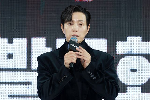 배우 정성일이 15일 오전 서울 강남구 그랜드 인터컨티넨탈 서울 파르나스 호텔에서 진행된 디즈니 플러스 오리지널 시리즈 ‘메이드 인 코리아’(각본 박은교/연출 우민호) 제작발표회에서 소감을 말하고 있다. 사진=김규빈 기자