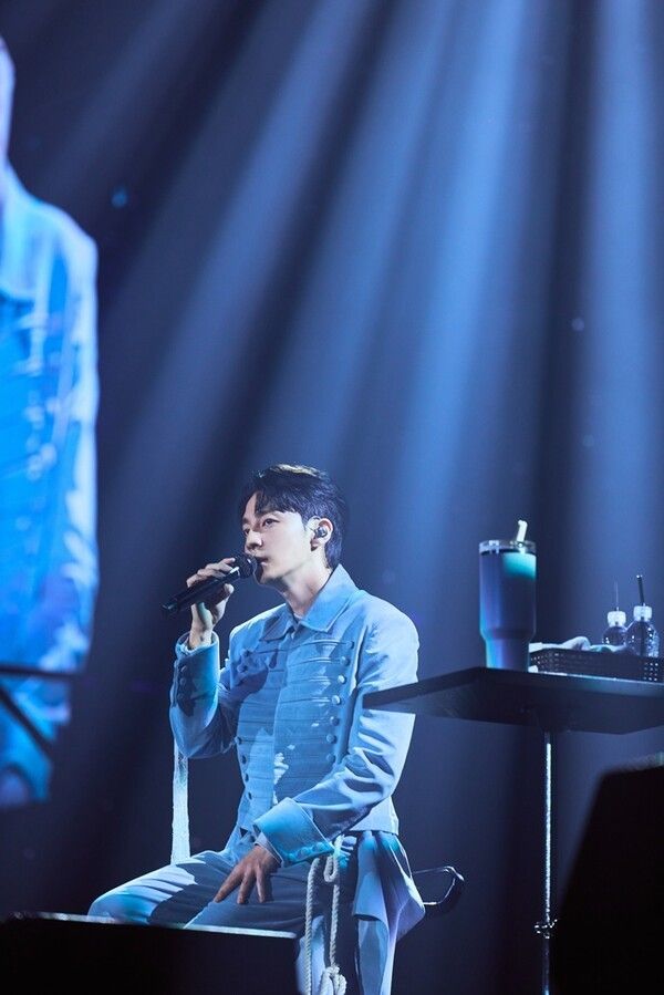 가수 로이킴이 12일부터 14일까지, 사흘간 서울 송파구 올림픽공원&nbsp; 티켓링크 라이브 아레나(핸드볼경기장)에서 단독 콘서트 ‘2025-26 로이킴 LIVE TOUR [ja, daumm(자, 다음)]’을 열고, 노래를 열창하고 있다. 사진=DEUL