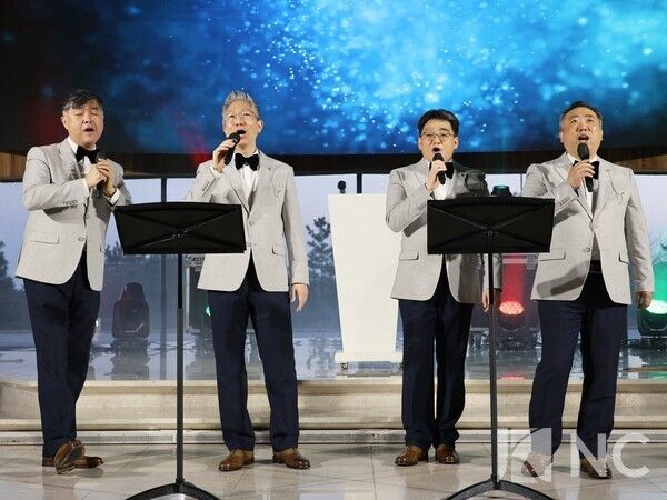 17일 경기 안산시 대부도에 위치한 더헤븐리조트 방주교회에서 더헤븐리조트·극동방송 공동 주최 '2025 극동방송 성탄 기념예배'가 열린 가운데 2부 장기자랑 축제에 참여한 임직원들이 무대를 펼치고 있다. 사진=이창열 기자