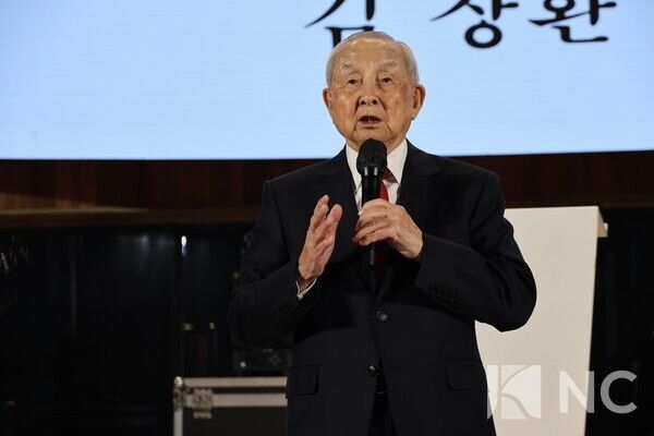 17일 경기 안산시 대부도에 위치한 더헤븐리조트 방주교회에서 더헤븐리조트·극동방송 공동 주최 '2025 극동방송 성탄 기념예배'가 열렸다. 김장환 목사가 1부 성탄 예배 축도를 하고 있다. 사진=이창열 기자