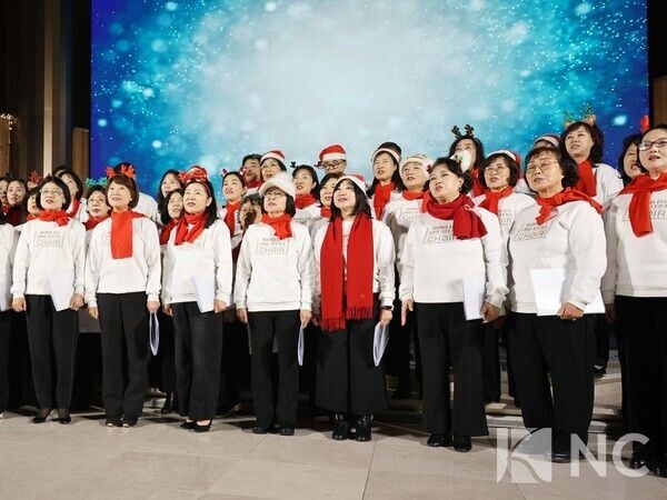 17일 경기 안산시 대부도에 위치한 더헤븐리조트 방주교회에서 더헤븐리조트·극동방송 공동 주최 '2025 극동방송 성탄 기념예배'가 열린 가운데 2부 장기자랑 축제에 참여한 임직원들이 무대를 펼치고 있다. 사진=이창열 기자