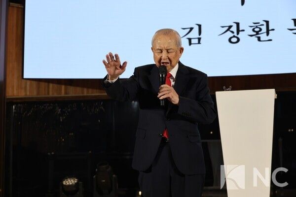 17일 경기 안산시 대부도에 위치한 더헤븐리조트 방주교회에서 더헤븐리조트·극동방송 공동 주최 '2025 극동방송 성탄 기념예배'가 열렸다. 김장환 목사가 1부 성탄 예배 축도를 하고 있다. 사진=이창열 기자