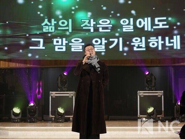 17일 경기 안산시 대부도에 위치한 더헤븐리조트 방주교회에서 더헤븐리조트·극동방송 공동 주최 '2025 극동방송 성탄 기념예배'가 열린 가운데 2부 임직원 장기자랑에 참여한 배우 공형진(뉴스컬처 CCO)이 열창하고 있다. 사진=이창열 기자