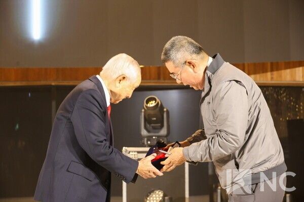 17일 경기 안산시 단원구 대부도동 방주교회에서는 극동방송과 더헤븐리조트가 공동 주최한 '2025 성탄 기념예배'가 열렸다. 권모세 더헤븐리조트 회장이 김장환 극동방송 이사장에게 '글로벌 K-컬처 문화대상'을 시상하고 있다.