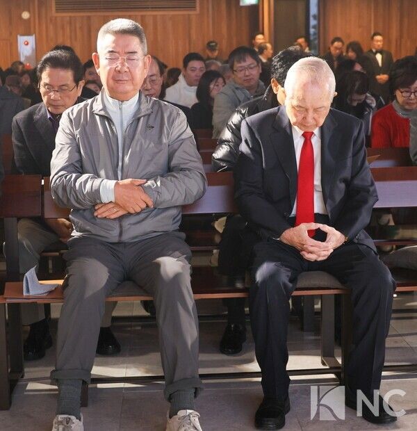 17일 경기 안산시 단원구 대부도동 방주교회에서는 극동방송과 더헤븐리조트가 공동 주최한 '2025 성탄 기념예배'가 열렸다. (왼쪽부터) 권모세 더헤븐리조트 회장, 김장환 극동방송 이사장이 기도하고 있다.