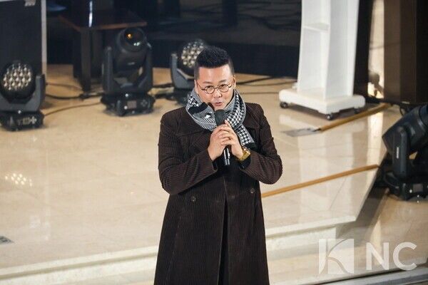 17일 경기 안산시 단원구 대부도동 방주교회에서는 극동방송과 더헤븐리조트가 공동 주최한 '2025 성탄 기념예배'가 열렸다. 배우 공형진(뉴스컬처 CCO)가 단상에 올라 말하고 있다.