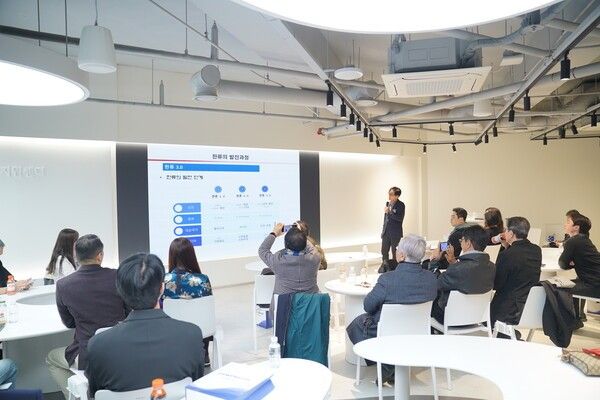 18일 서울 대학로 서울문화재단 서울센터에서는 (사)한국문화산업포럼 송년 세미나가 열렸다. 고정민 미래산업전략연구소 소장이 발표를 진행하고 있다. 사진=(사)한국문화산업포럼