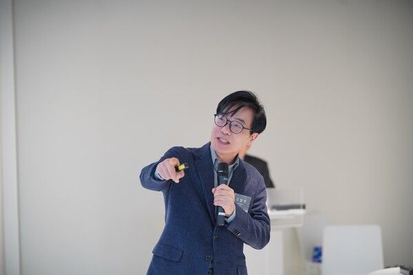 18일 서울 대학로 서울문화재단 서울센터에서는 (사)한국문화산업포럼 송년 세미나가 열렸다. 고정민 미래산업전략연구소 소장이 발표를 진행하고 있다. 사진=(사)한국문화산업포럼