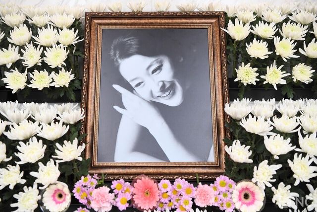 배우 고(故) 윤석화의 빈소가 19일 서울 신촌세브란스병원 장례식장에 마련됐다. 사진=사진공동취재단