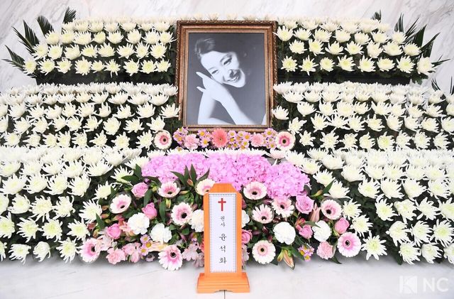 배우 고(故) 윤석화의 빈소가 19일 서울 신촌세브란스병원 장례식장에 마련됐다. 사진=사진공동취재단