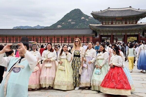 추석 연휴에 경복궁을 찾은 관람객. 사진=연합뉴스