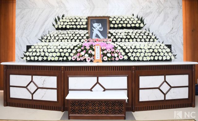 배우 고(故) 윤석화의 빈소가 19일 서울 신촌세브란스병원 장례식장에 마련됐다. 사진=사진공동취재단