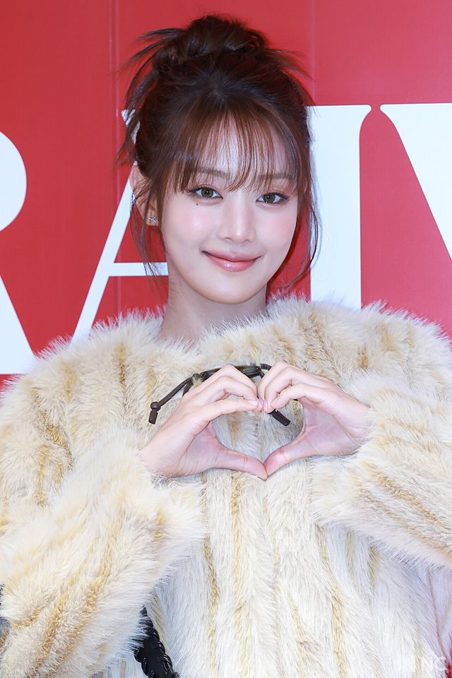 그룹 아이들(idle) 민니가 2일 오전 서울 용산구 레이브 한남플래그십에서 진행된 패션 브랜드의 팝업 스토어 오픈 기념 포토콜에서 포즈를 취하고 있다. 사진=김규빈 기자