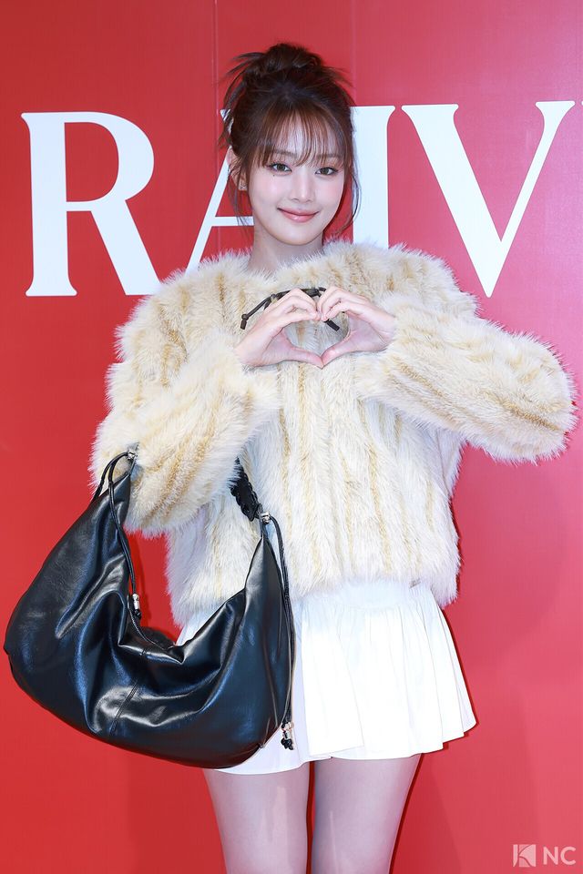 그룹 아이들(idle) 민니가 2일 오전 서울 용산구 레이브 한남플래그십에서 진행된 패션 브랜드의 팝업 스토어 오픈 기념 포토콜에서 포즈를 취하고 있다. 사진=김규빈 기자