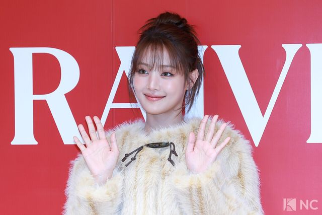 그룹 아이들(idle) 민니가 2일 오전 서울 용산구 레이브 한남플래그십에서 진행된 패션 브랜드의 팝업 스토어 오픈 기념 포토콜에서 포즈를 취하고 있다. 사진=김규빈 기자