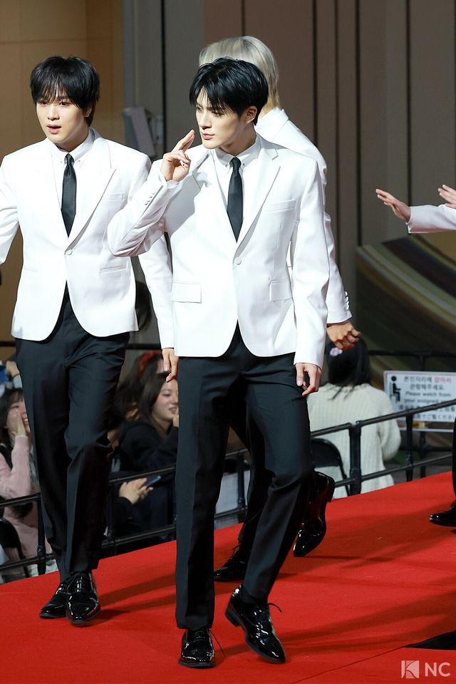 그룹 엔시티 드림(NCT DREAM) 제노가 25일 인천시 중구 운서동 인스파이어 아레나에서 진행된 ‘2025 SBS&nbsp;가요대전’ 공연에 앞서 레드카펫을 밟고 있다. 사진=김규빈 기자