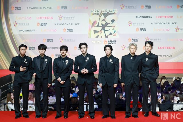 그룹 엔하이픈(ENHYPEN)이 25일 인천시 중구 운서동 인스파이어 아레나에서 진행된 ‘2025 SBS&nbsp;가요대전’ 공연에 앞서 레드카펫을 밟고 있다. 사진=김규빈 기자