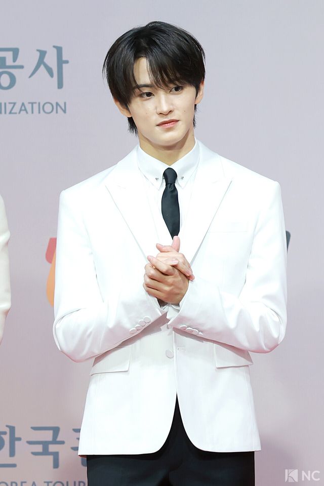 그룹 엔시티 드림(NCT DREAM) 마크가 25일 인천시 중구 운서동 인스파이어 아레나에서 진행된 ‘2025 SBS&nbsp;가요대전’ 공연에 앞서 레드카펫을 밟고 있다. 사진=김규빈 기자