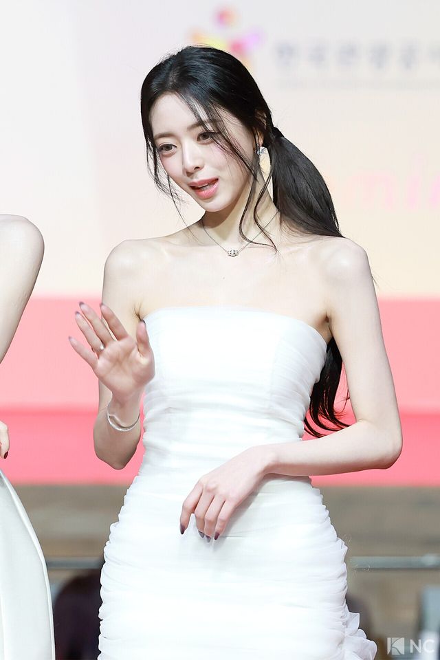 그룹 있지(ITZY) 유나가 25일 인천시 중구 운서동 인스파이어 아레나에서 진행된 ‘2025 SBS&nbsp;가요대전’ 공연에 앞서 레드카펫을 밟고 있다. 사진=김규빈 기자