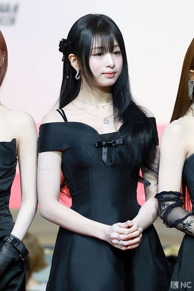 그룹 베이비몬스터(BABY MONSTER) 아현이 25일 인천시 중구 운서동 인스파이어 아레나에서 진행된 ‘2025 SBS&nbsp;가요대전’ 공연에 앞서 레드카펫을 밟고 있다. 사진=김규빈 기자