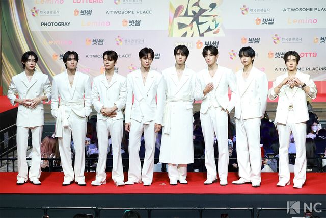 그룹 더보이즈(THE BOYZ)가 25일 인천시 중구 운서동 인스파이어 아레나에서 진행된 ‘2025 SBS&nbsp;가요대전’ 공연에 앞서 레드카펫을 밟고 있다. 사진=김규빈 기자