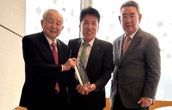 Kwon Mo-se, Chairman of The Heaven Cultural Foundation (right), poses for a commemorative photo with Social Contribution Grand Prize recipients Kim Jang-hwan, Chairman of FEBC Korea (left), and Ham Young-ju, Chairman of Hana Financial Group (center), at the 2025 Global K-Culture Awards. Photo by The Heaven Cultural Foundation.