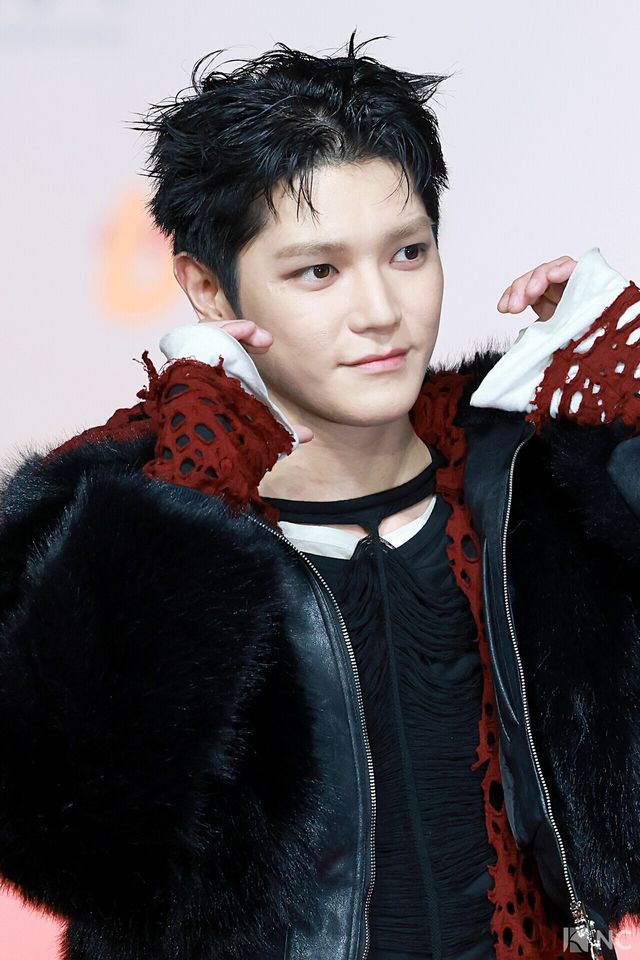 그룹 NCT 127 태용이 25일 인천시 중구 운서동 인스파이어 아레나에서 진행된 ‘2025 SBS&nbsp;가요대전’ 공연에 앞서 레드카펫을 밟고 있다. 사진=김규빈 기자