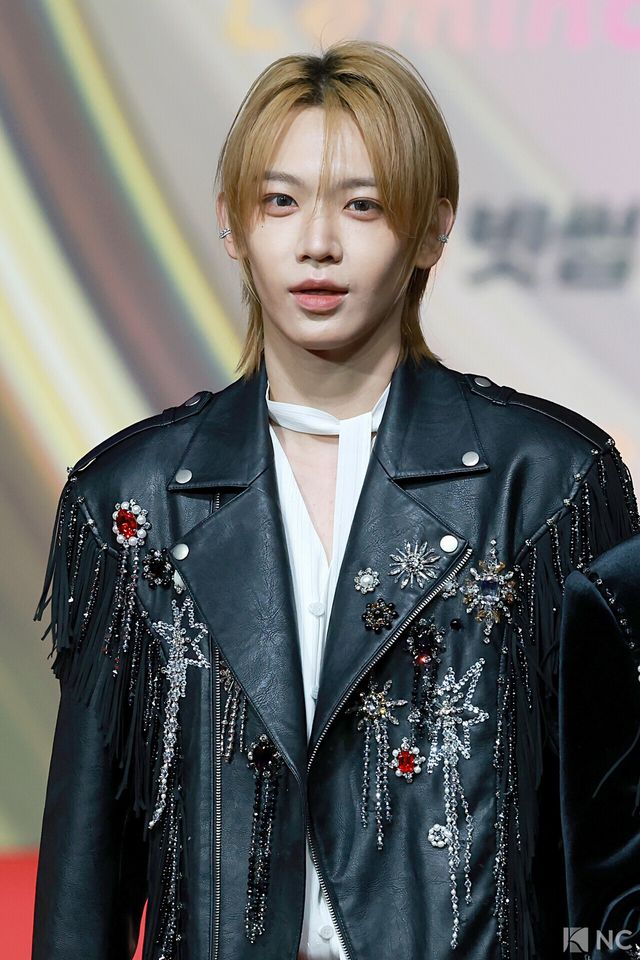 그룹 아홉(AHOF) 장슈아이보가 25일 인천시 중구 운서동 인스파이어 아레나에서 진행된 ‘2025 SBS&nbsp;가요대전’ 공연에 앞서 레드카펫을 밟고 있다. 사진=김규빈 기자