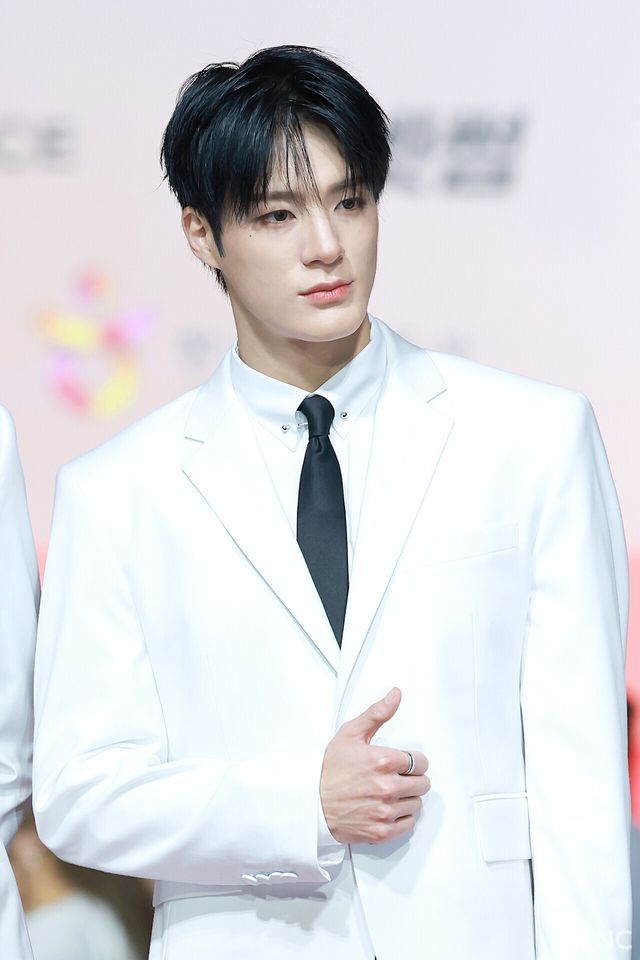 그룹 엔시티 드림(NCT DREAM) 제노가 25일 인천시 중구 운서동 인스파이어 아레나에서 진행된 ‘2025 SBS&nbsp;가요대전’ 공연에 앞서 레드카펫을 밟고 있다. 사진=김규빈 기자