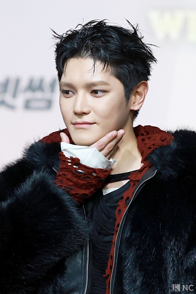 그룹 NCT 127 태용이 25일 인천시 중구 운서동 인스파이어 아레나에서 진행된 ‘2025 SBS&nbsp;가요대전’ 공연에 앞서 레드카펫을 밟고 있다. 사진=김규빈 기자