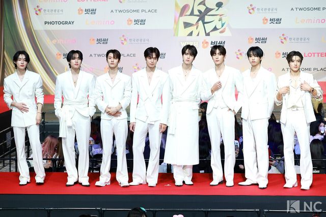 그룹 더보이즈(THE BOYZ)가 25일 인천시 중구 운서동 인스파이어 아레나에서 진행된 ‘2025 SBS&nbsp;가요대전’ 공연에 앞서 레드카펫을 밟고 있다. 사진=김규빈 기자