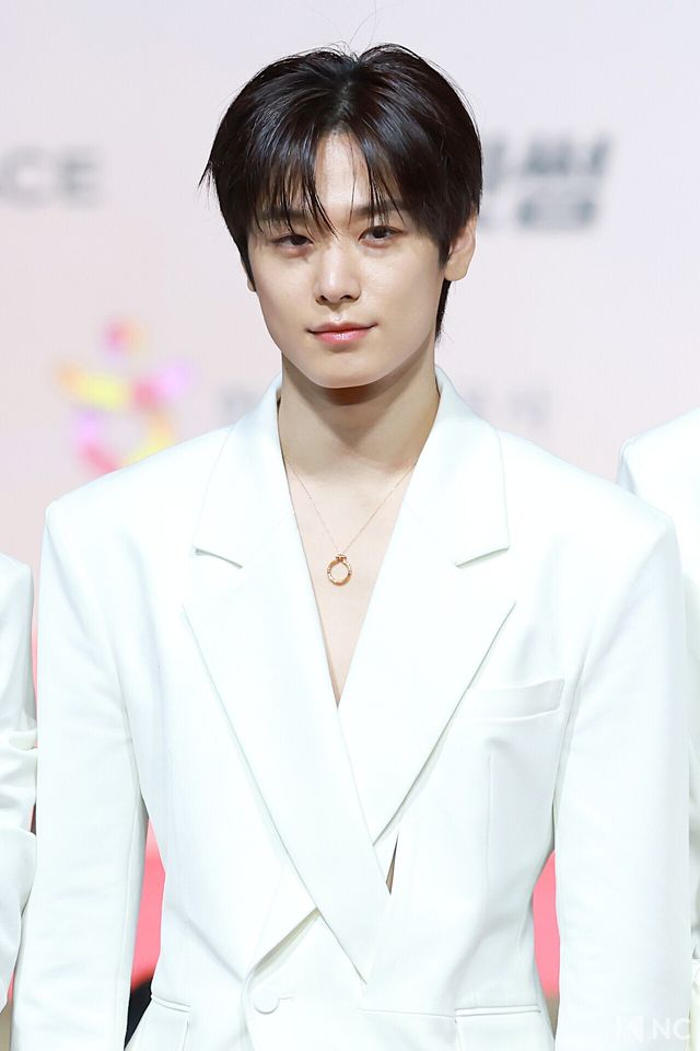 그룹 더보이즈(THE BOYZ) 주연이 25일 인천시 중구 운서동 인스파이어 아레나에서 진행된 ‘2025 SBS&nbsp;가요대전’ 공연에 앞서 레드카펫을 밟고 있다. 사진=김규빈 기자