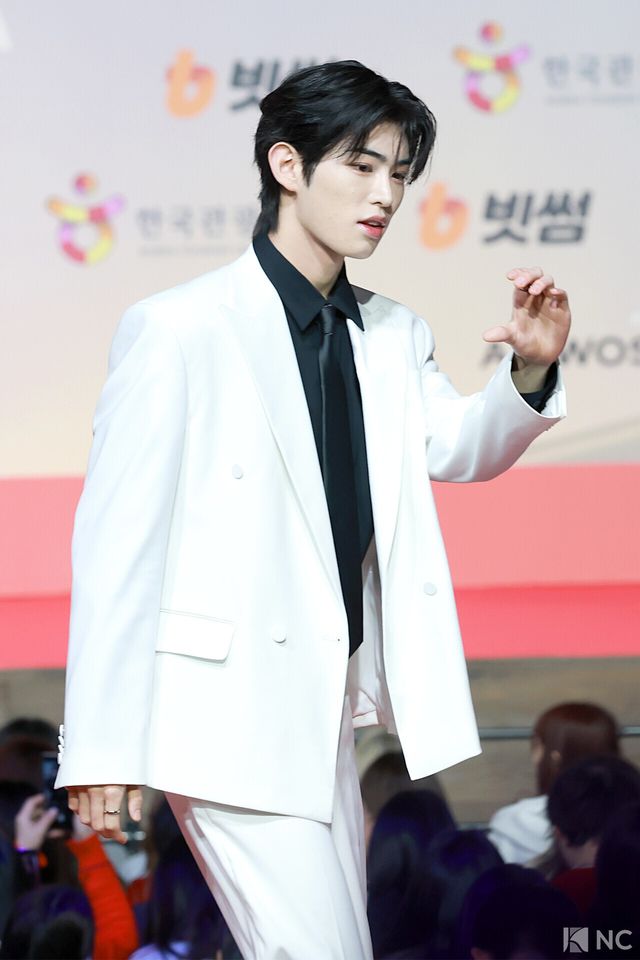 그룹 킥플립(KickFlip) 민제가 25일 인천시 중구 운서동 인스파이어 아레나에서 진행된 ‘2025 SBS&nbsp;가요대전’ 공연에 앞서 레드카펫을 밟고 있다. 사진=김규빈 기자