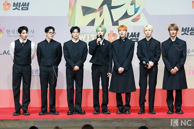 그룹 넥스지(NEXZ)가 25일 인천시 중구 운서동 인스파이어 아레나에서 진행된 ‘2025 SBS&nbsp;가요대전’ 공연에 앞서 레드카펫을 밟고 있다. 사진=김규빈 기자