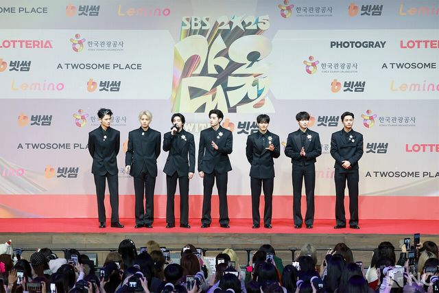 그룹 엔하이픈(ENHYPEN)이 25일 인천시 중구 운서동 인스파이어 아레나에서 진행된 ‘2025 SBS&nbsp;가요대전’ 공연에 앞서 레드카펫을 밟고 있다. 사진=김규빈 기자