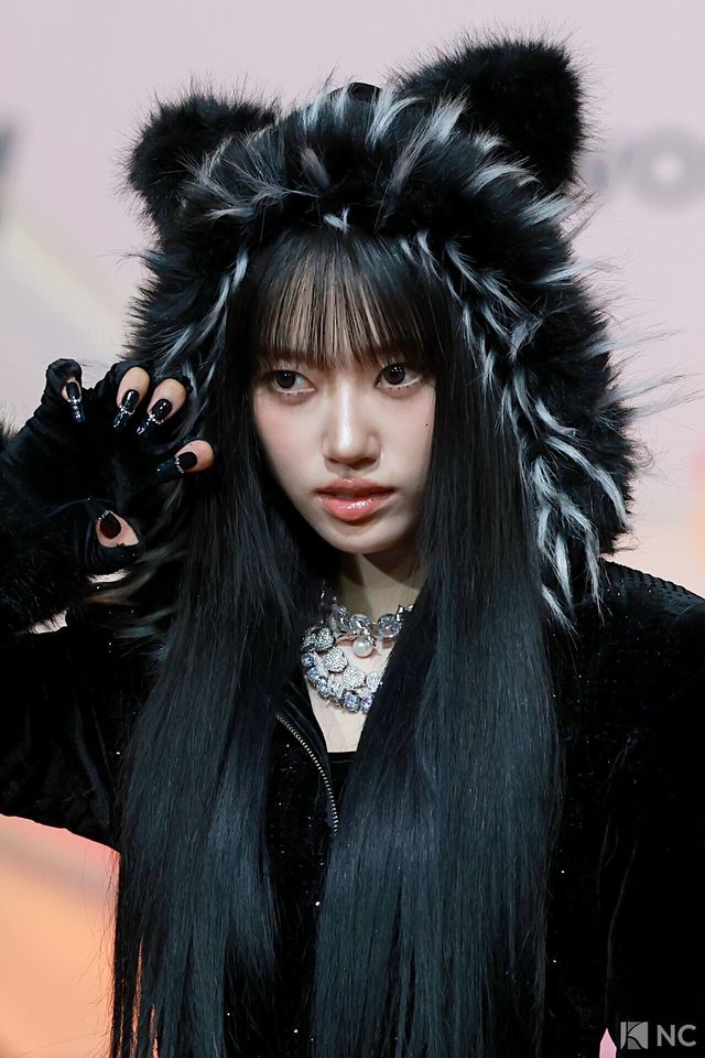 그룹 미야오(MEOVV) 수인이 25일 인천시 중구 운서동 인스파이어 아레나에서 진행된 ‘2025 SBS&nbsp;가요대전’ 공연에 앞서 레드카펫을 밟고 있다. 사진=김규빈 기자